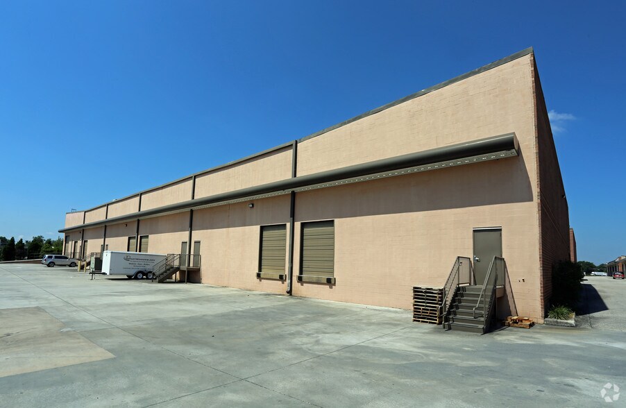 More Photos Of 2335 Commerce Point Dr, Lakeland Unknown For Lease