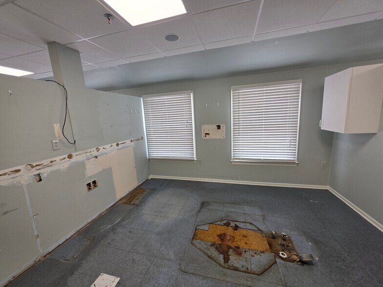 More Photos Of 705-709 Milford Rd, Merrimack Unknown For Lease