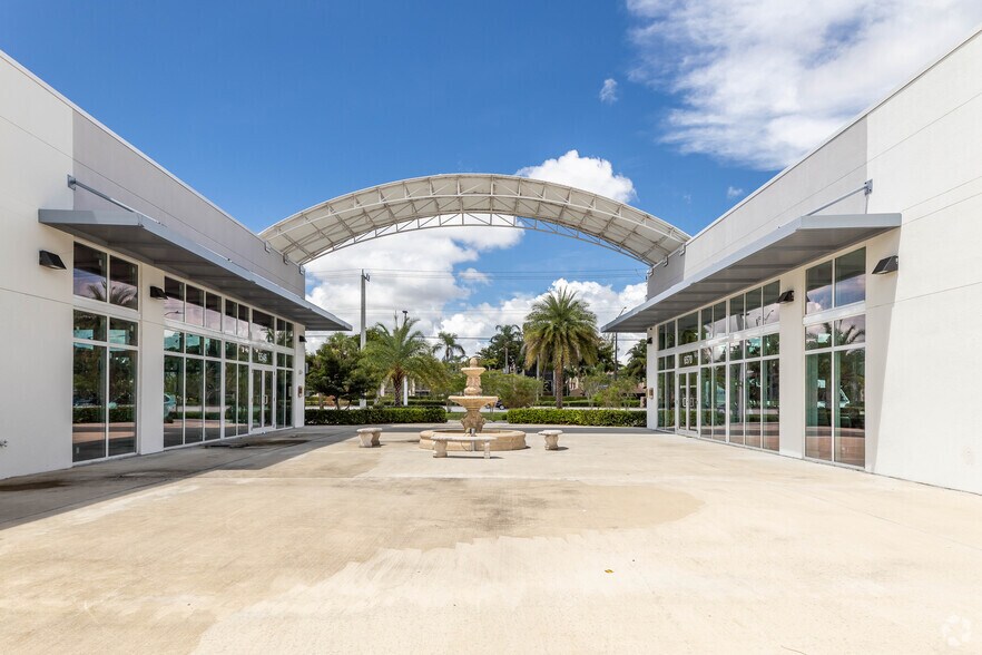 More Photos Of 6510-6596 N University Dr, Tamarac Storefront Retail Office For Lease