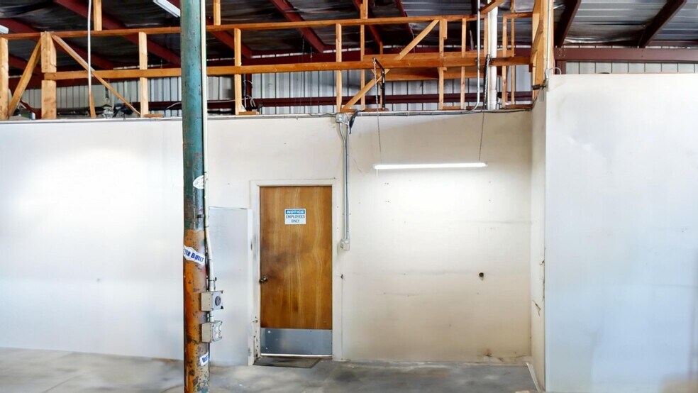 More Photos Of 4395 Dardanelle Dr, Orlando Warehouse For Lease