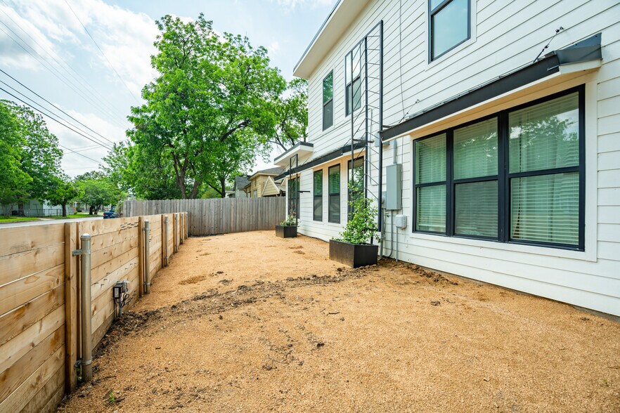 More Photos Of 511 S 10th St, Waco Specialty For Sale