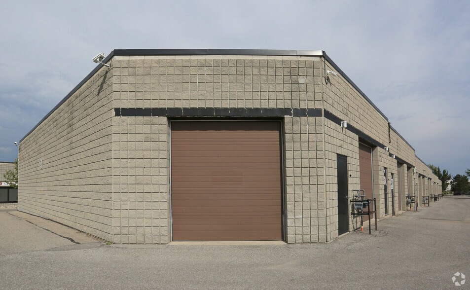 More Photos Of 4 Vata Ct, Aurora Warehouse For Lease