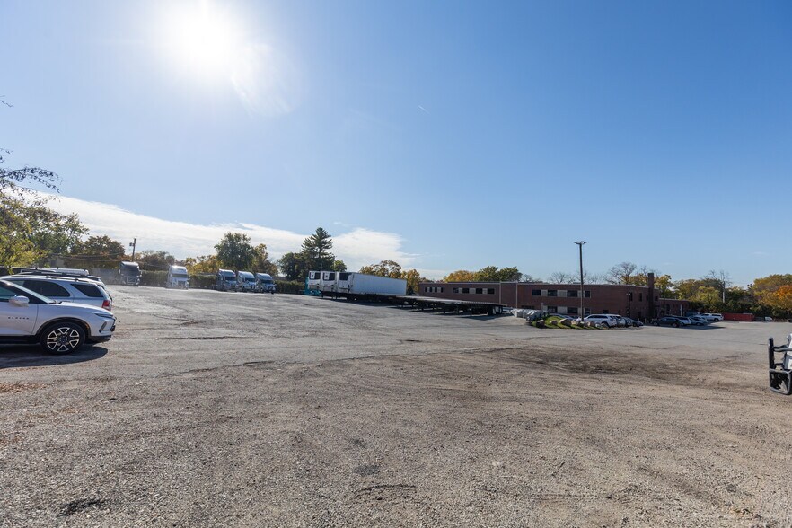 More Photos Of 929 Childs St, Wheaton Warehouse For Lease