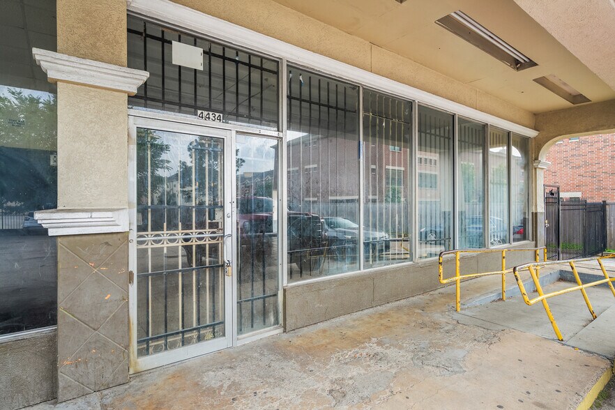 More Photos Of 4424 N Shepherd Dr, Houston Storefront For Lease