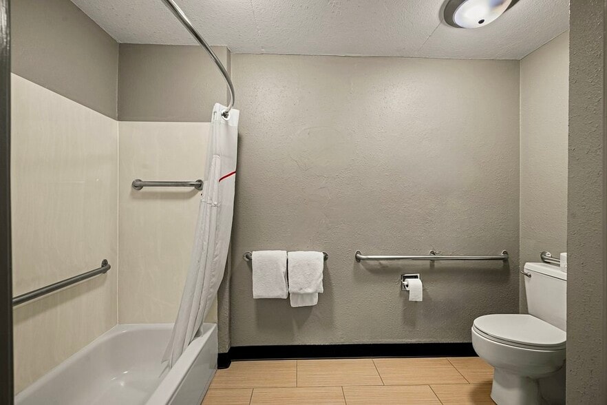 More Photos Of 32511 Concord Dr, Madison Heights Hotel For Sale