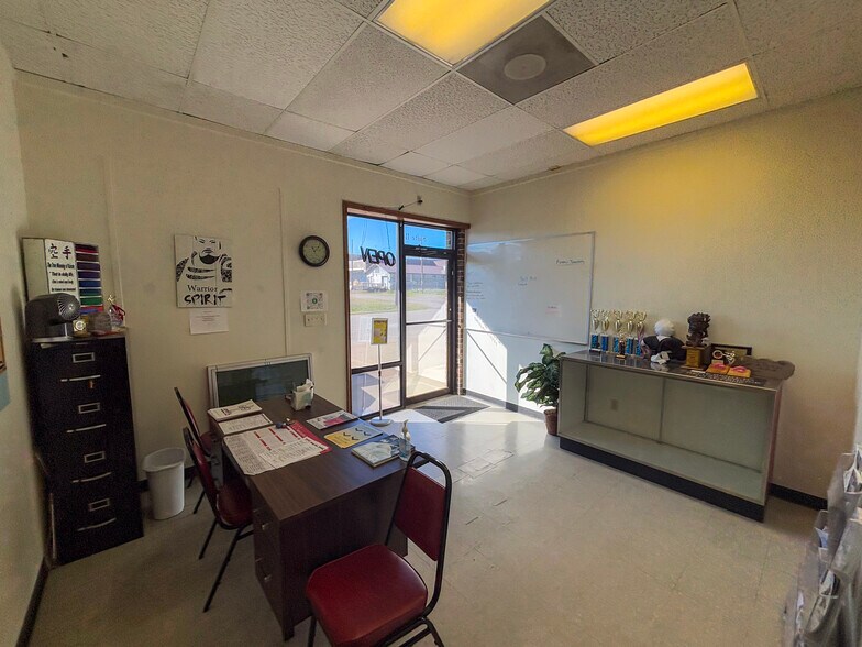 More Photos Of 111 Bowie St, De Kalb General Retail For Sale