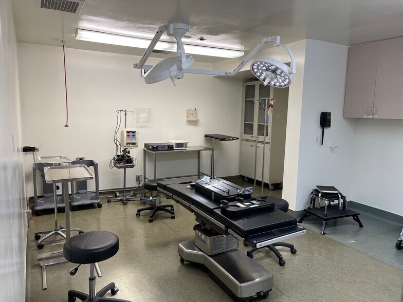 More Photos Of 10866 Riverside Dr, North Hollywood Hospital For Lease