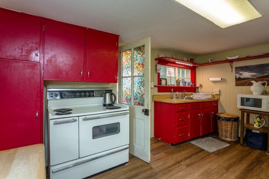 More Photos Of 133 W Springbrook Rd, Broadway Specialty For Sale