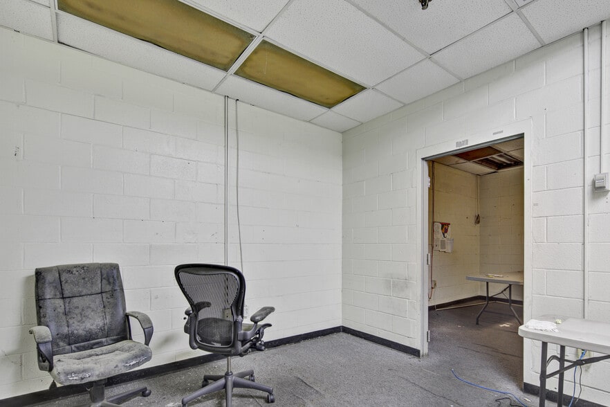 More Photos Of 3036 Gillespie St, Fayetteville Manufacturing For Lease