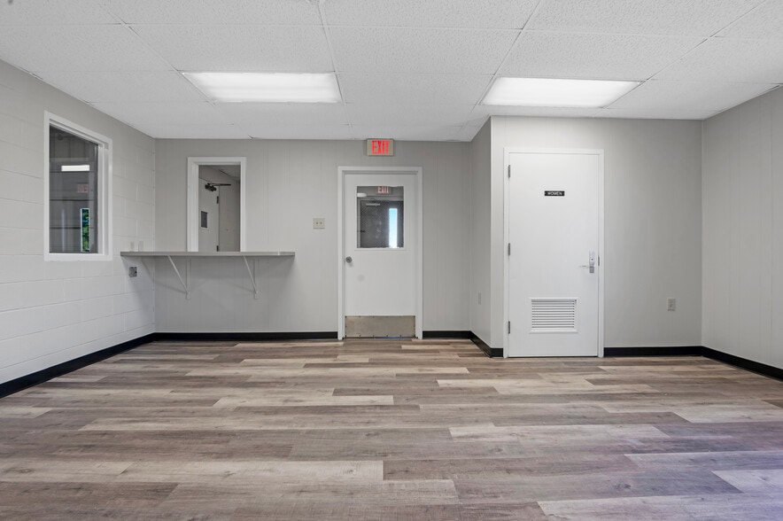 More Photos Of 161 Center St, Jacksonville Truck Terminal For Lease