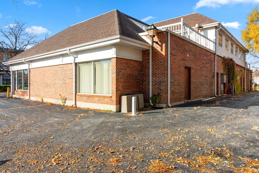 More Photos Of 328-350 Ridge Rd, Wilmette Storefront Retail Office For Lease