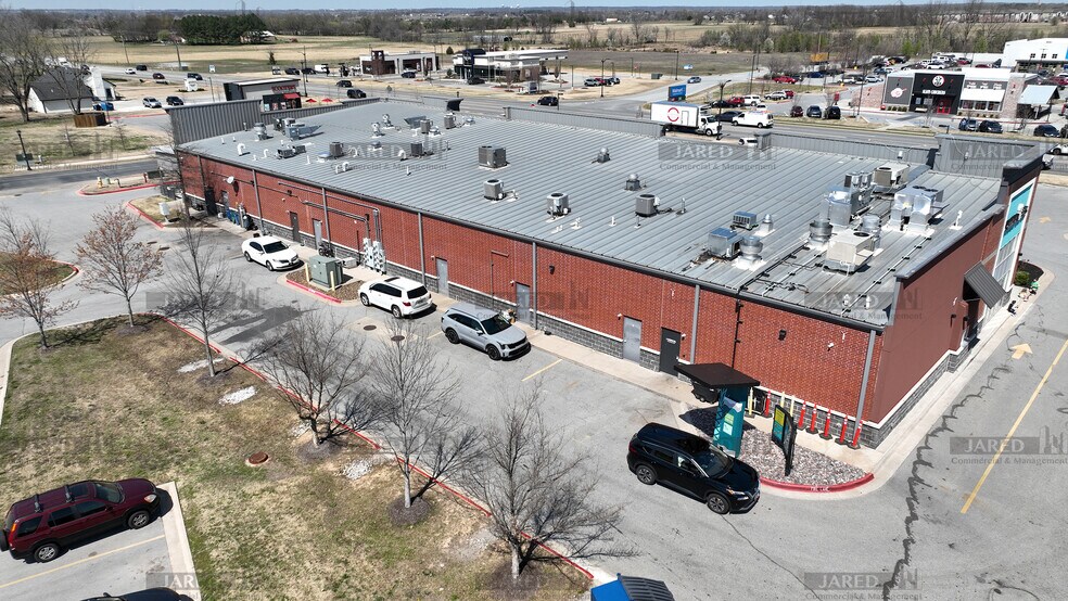 More Photos Of 1001 SW Regional Airport Blvd, Bentonville Freestanding For Lease