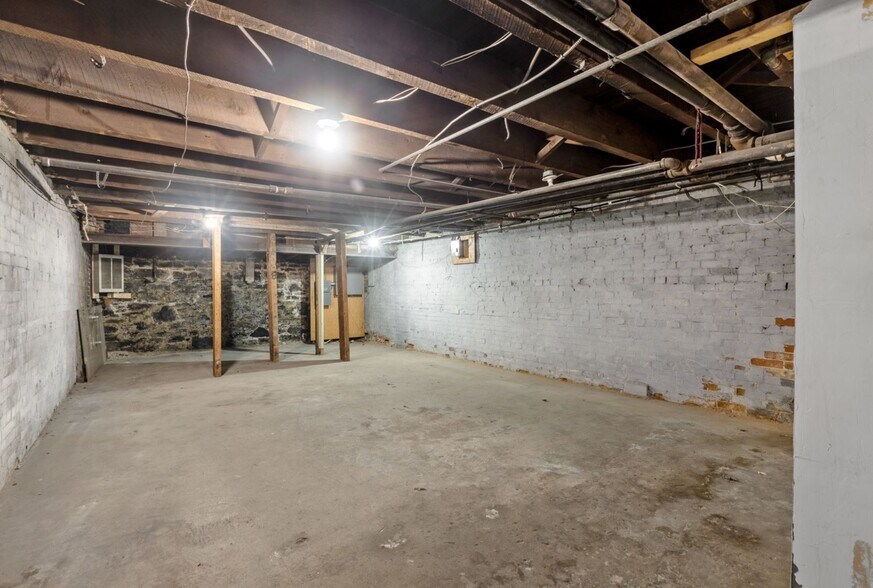 More Photos Of 157 Bank St, Ottawa Storefront Retail Residential For Lease