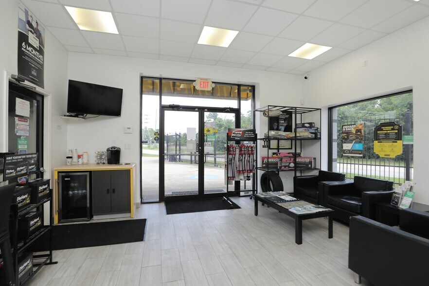 More Photos Of 17711 Old Louetta Rd, Houston Auto Repair For Lease