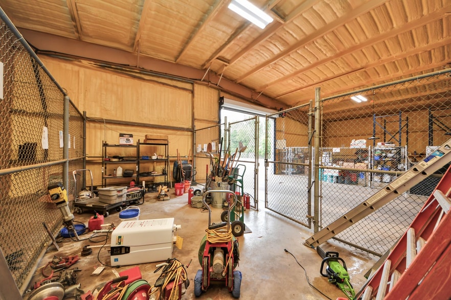 More Photos Of 10814 Woodedge Dr, Houston Warehouse For Sale