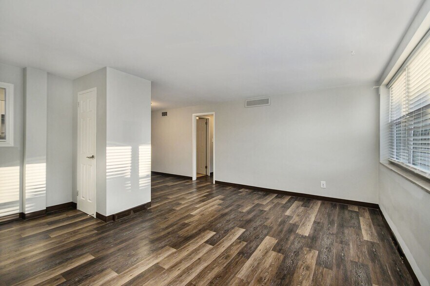 More Photos Of 4339 Roanoke Pkwy, Kansas City Apartments For Sale