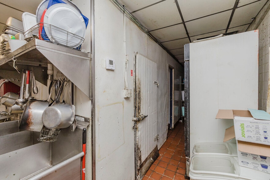 More Photos Of 503 N West St, Wichita Fast Food For Sale