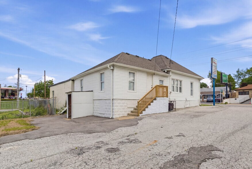 More Photos Of 307 E 23rd St S, Independence Office For Sale