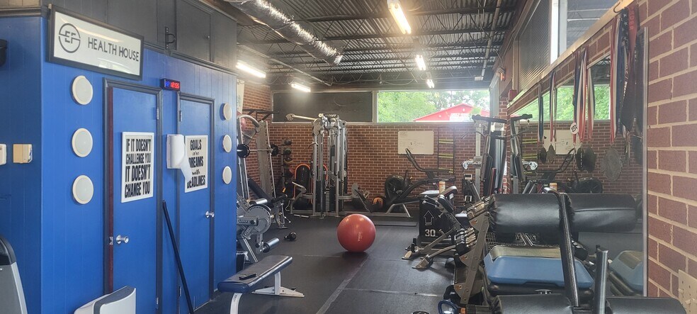 More Photos Of 5037 Peachtree Rd, Chamblee General Retail For Sale