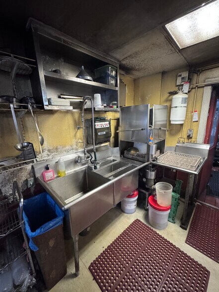 More Photos Of 2924 E Burnside St, Portland Restaurant For Lease