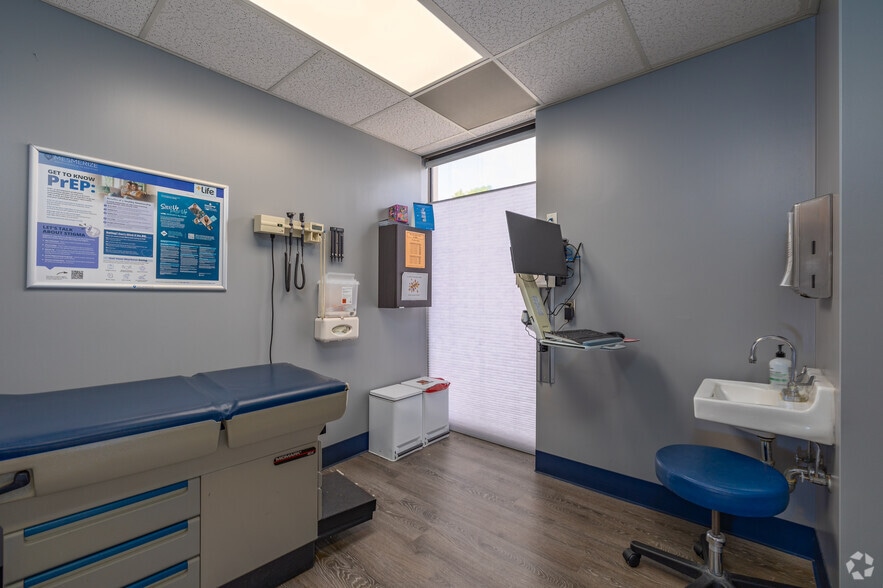 More Photos Of 1919 N Loop W, Houston Medical For Lease