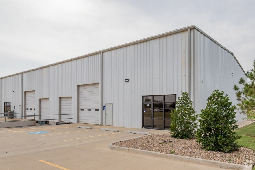 More Photos Of 8009 N Glade Ave, Oklahoma City Warehouse For Lease