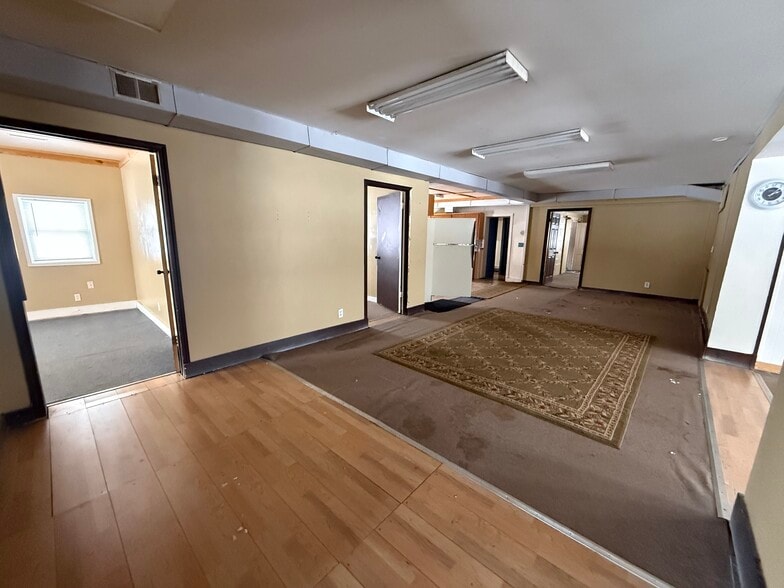 More Photos Of 358 S Oak St, Lone Rock Office For Sale
