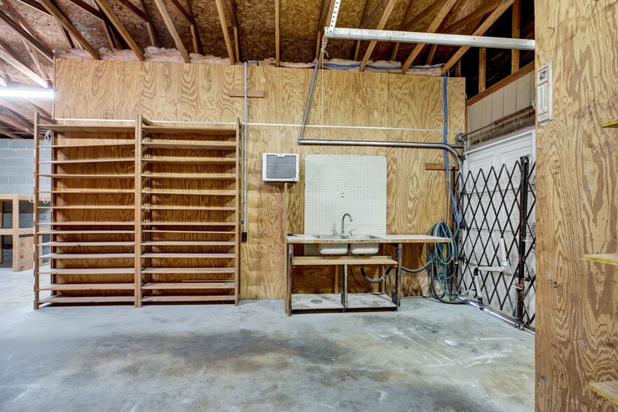 More Photos Of 218 Deborah Dr, New Braunfels Warehouse For Lease