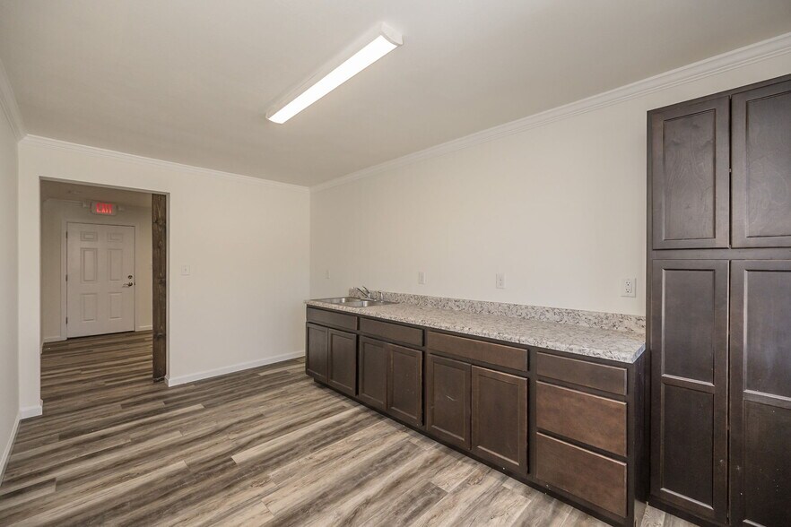 More Photos Of 302 S Lincoln Dr, Troy Office For Lease