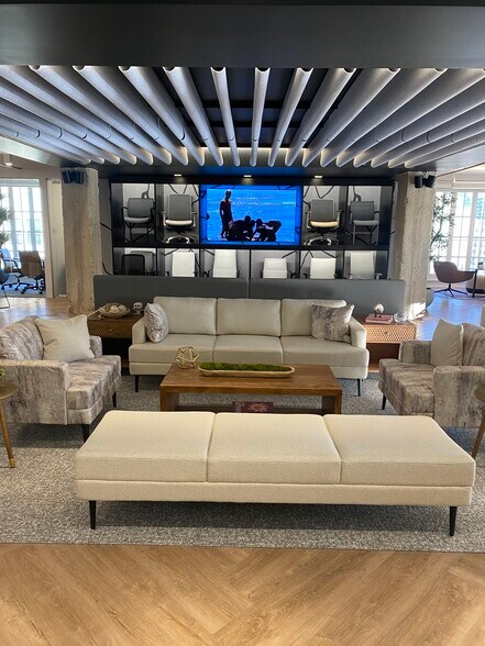 More Photos Of 521-527 W 7th St, Los Angeles Coworking Space