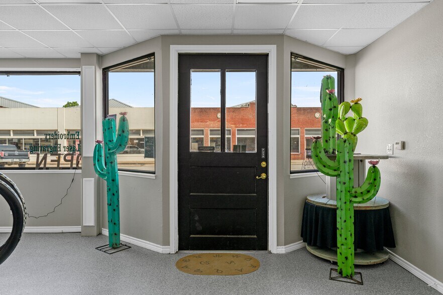 More Photos Of 219 Ave C, Rosebud General Retail For Sale