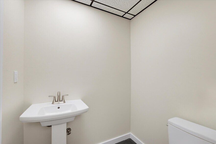 More Photos Of 1801 N Meridian Rd, Tallahassee Office For Lease
