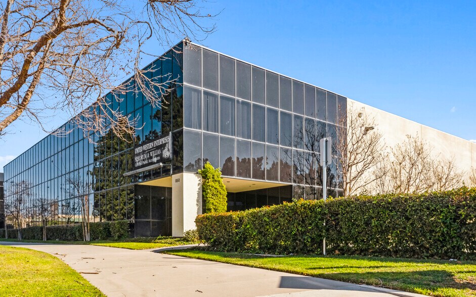 More Photos Of 850 Flynn Rd, Camarillo Warehouse For Lease