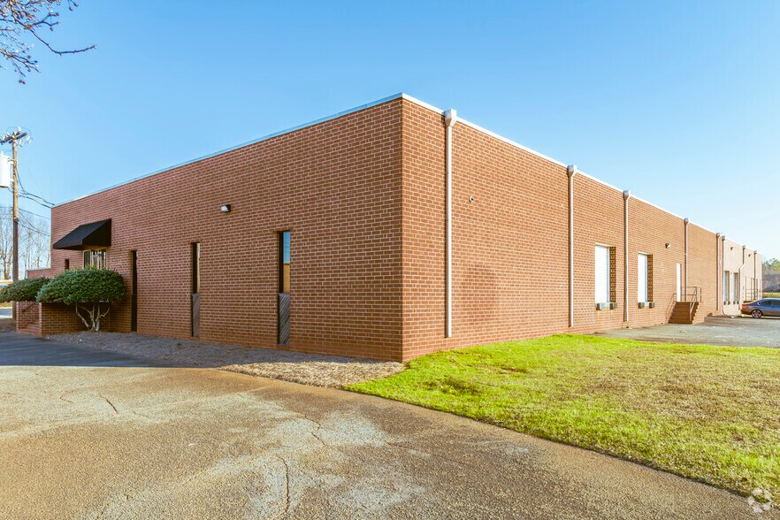 More Photos Of 619-627 Anderson St, Charlotte Light Distribution For Lease
