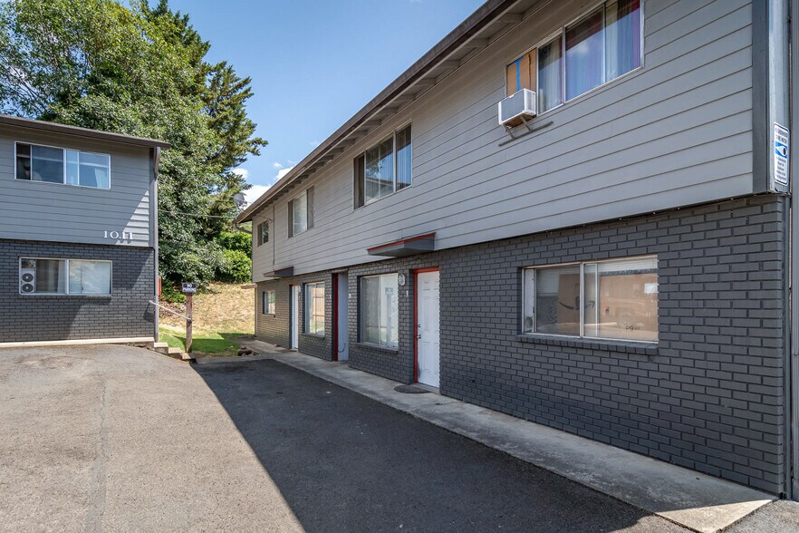 More Photos Of 1023 SE Cobb St, Roseburg Apartments For Sale