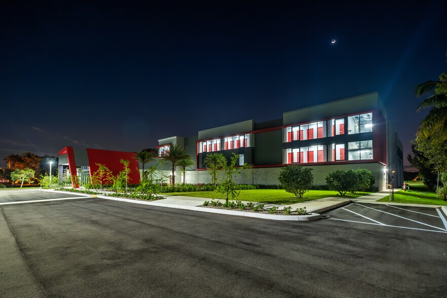 More Photos Of 7021 N Federal Hwy, Boca Raton Self Storage For Lease