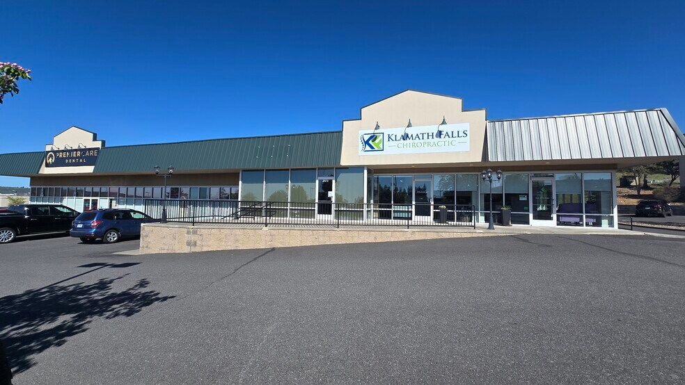 Primary Photo Of 2573 Campus Dr, Klamath Falls General Retail For Lease