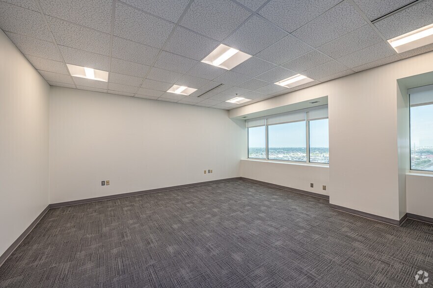 More Photos Of 365 Canal St, New Orleans Office For Lease