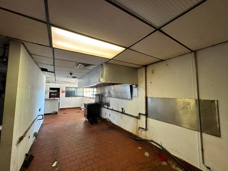 More Photos Of 520 W Broadway, Seminole Flex For Sale