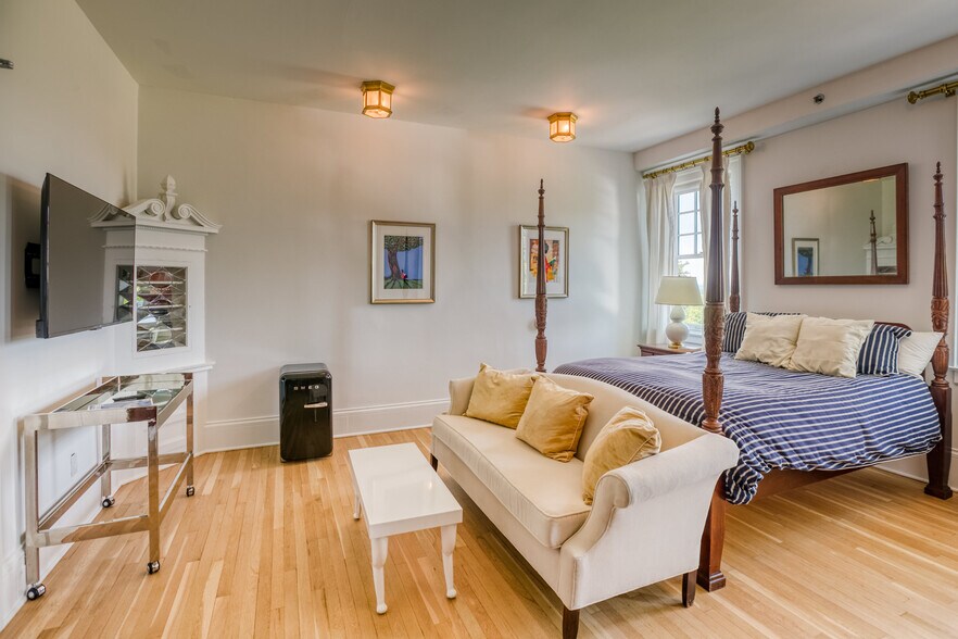 More Photos Of 2 Kemble St, Lenox Hotel For Sale