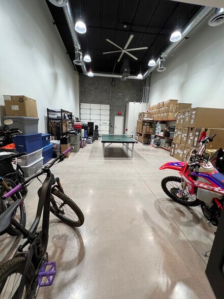 More Photos Of 15979 N 76th St, Scottsdale Showroom For Lease