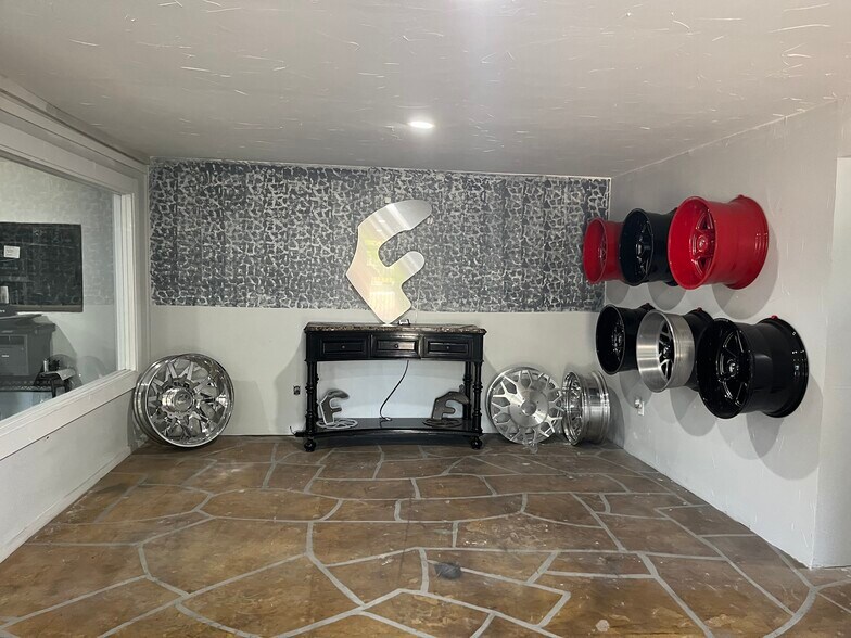 More Photos Of 223 W Danieldale Rd, Dallas Light Distribution For Sale