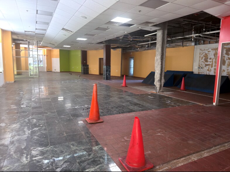 More Photos Of 115 Willow Blvd, Willow Springs General Retail For Lease