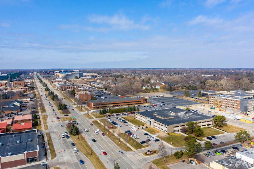 More Photos Of 1500 W Big Beaver Rd, Troy Office For Lease