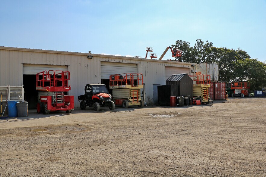 More Photos Of 2338-2354 Joe Field Rd, Dallas Industrial For Lease