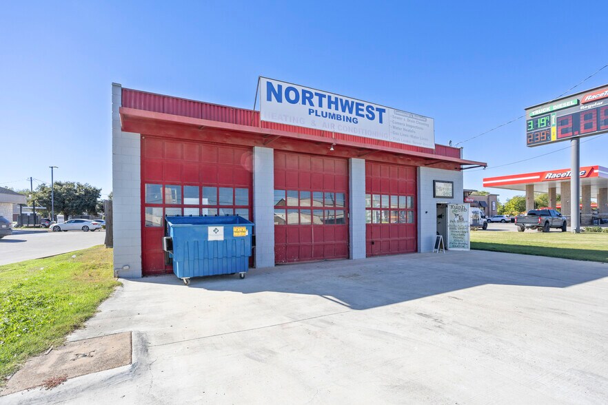 More Photos Of 109 N Saginaw Blvd, Saginaw Auto Repair For Sale