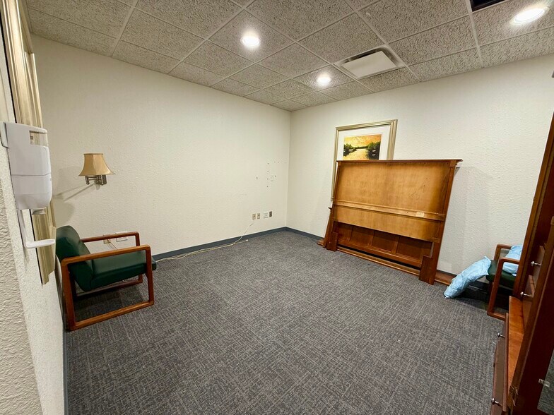 More Photos Of 3900 Southpark Dr, Tyler Office For Sale