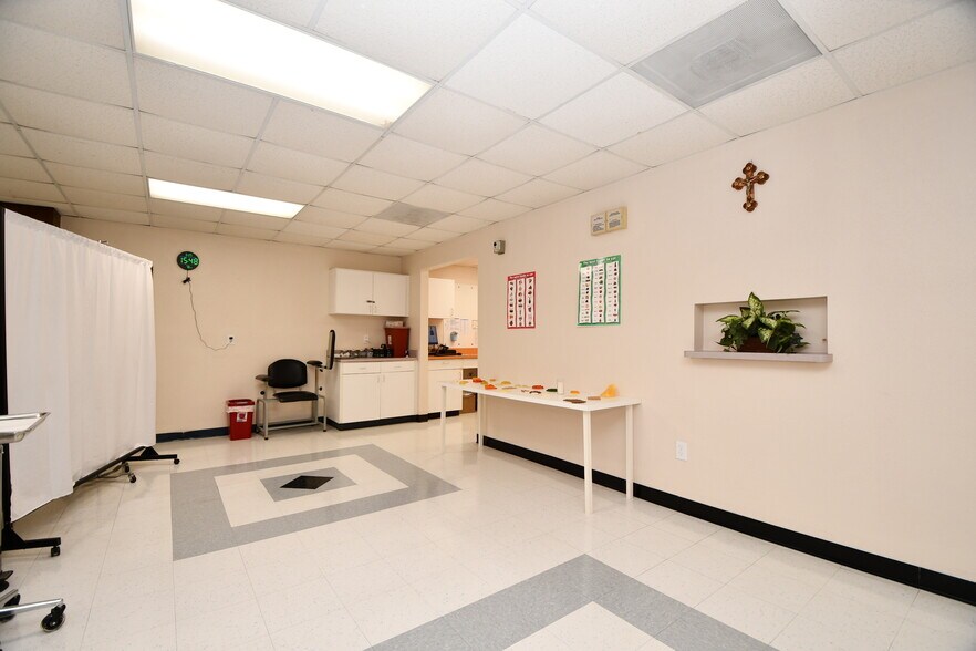 More Photos Of 7118 Harrisburg Blvd, Houston Medical For Sale
