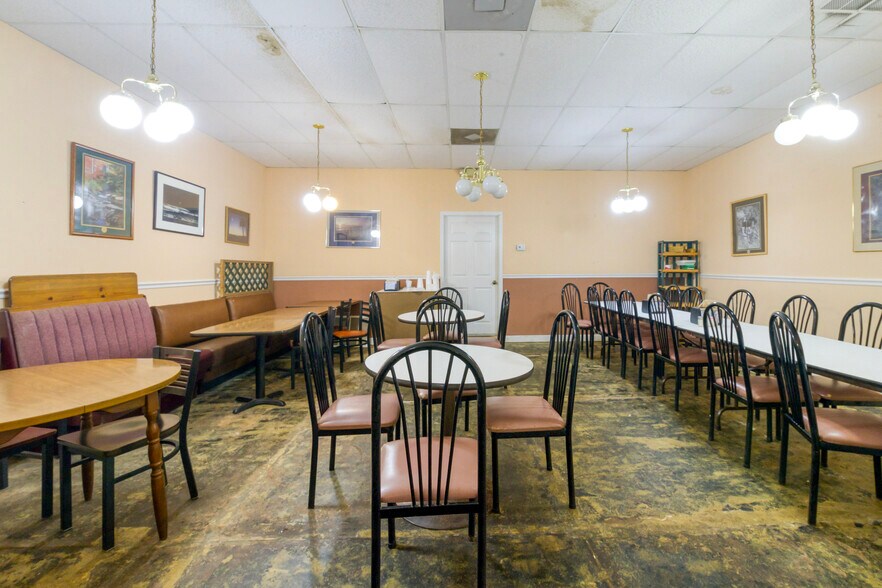 More Photos Of 118-124 N Townville St, Seneca Storefront For Sale