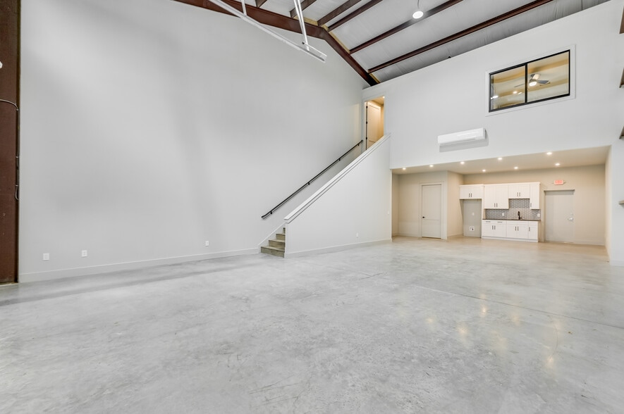 More Photos Of 15210 Fitzhugh Rd, Austin Light Distribution For Lease